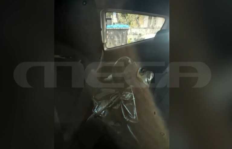Φωτογραφία ντοκουμέντο από το οπλοστάσιο στο κλεμμένο αυτοκίνητο στο Παλαιό Φάληρο