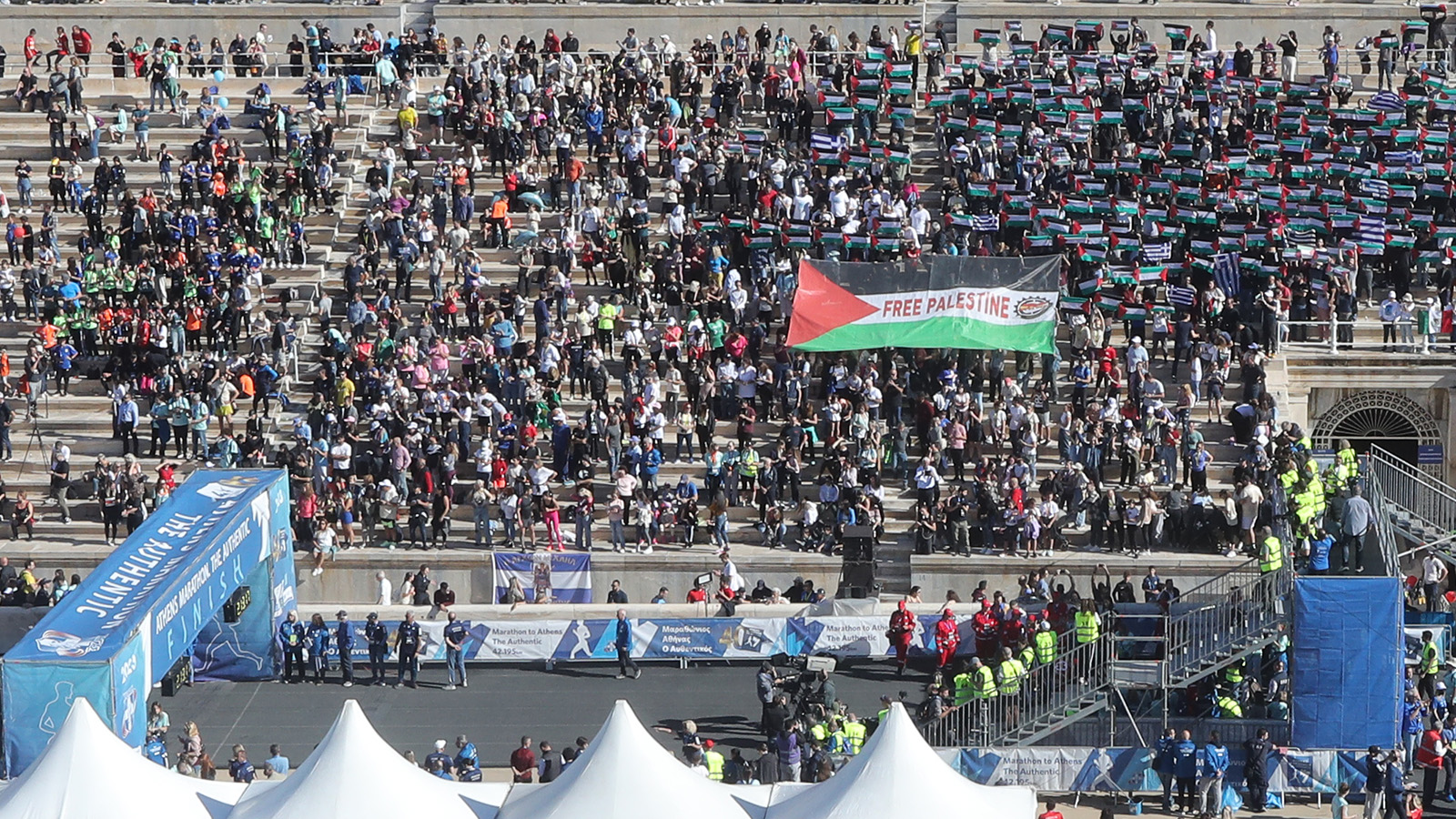 Αυθεντικός Μαραθώνιος Αθήνας 2023: Το ΠΑΜΕ «γέμισε» παλαιστινιακές σημαίες το Καλλιμάρμαρο