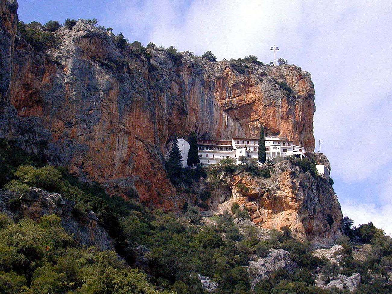 Παναγία Έλωνα: Το εντυπωσιακό μοναστήρι που είναι σφηνωμένο στον κόκκινο βράχο