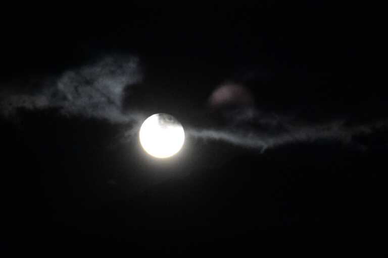 Εντυπωσιακές εικόνες από την πανσέληνο - Το «Φεγγάρι του Κάστορα»