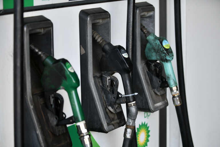 Ο ΟΠΕΚ αποφασίζει μείωση της παραγωγής του πετρελαίου - Πώς κινούνται οι τιμές στην αντλία