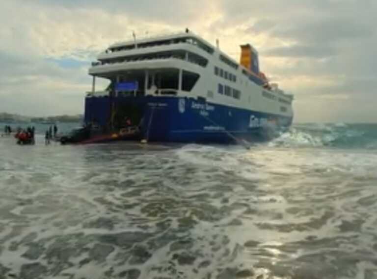 Εντυπωσιακό βίντεο με κύματα να «καταπίνουν» το λιμάνι της Τήνου την ώρα που πλοίο αποβιβάζει κόσμο