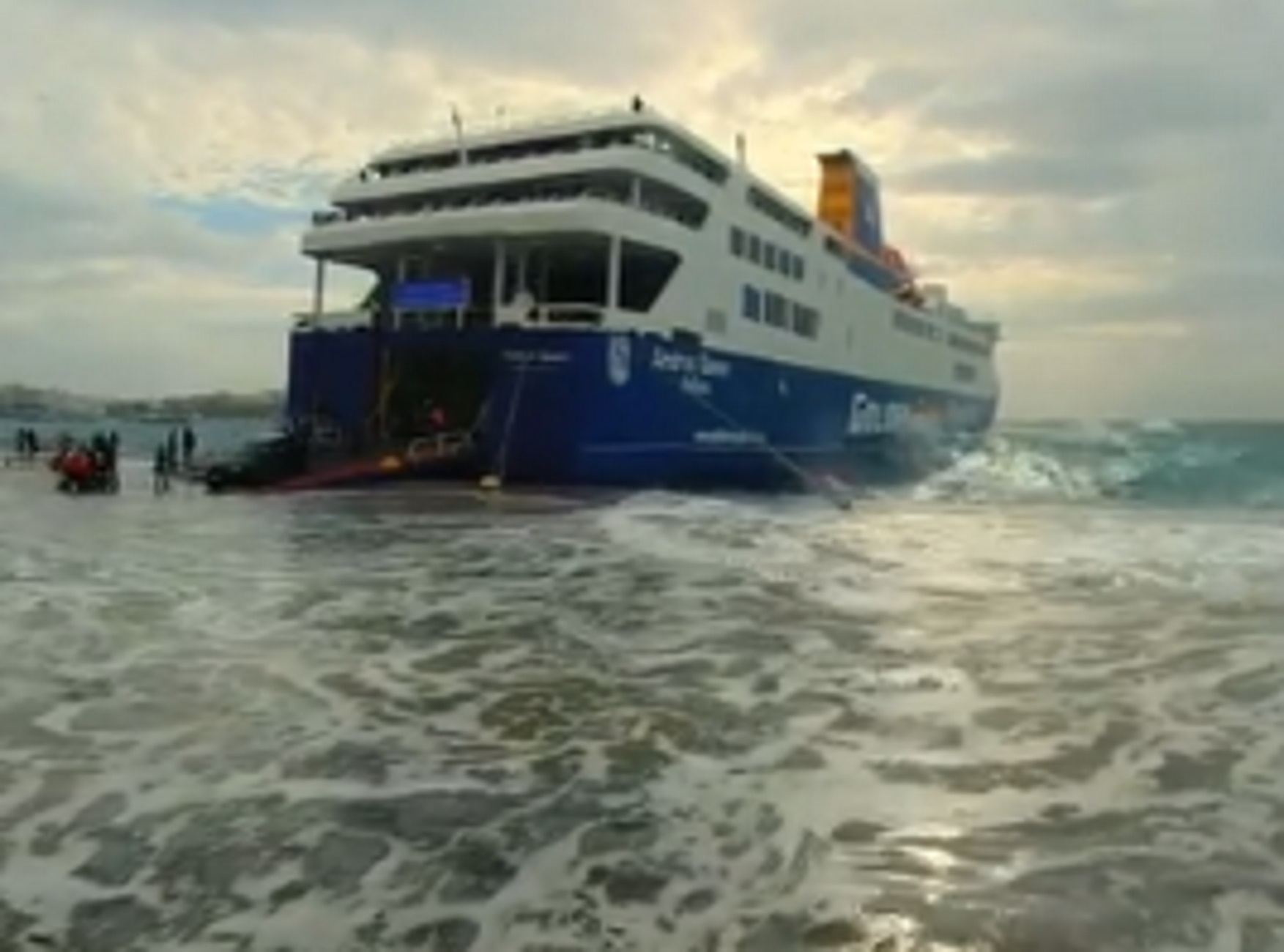Τήνος: Τεράστια κύματα «καταπίνουν» το λιμάνι την ώρα που πλοίο αποβιβάζει κόσμο