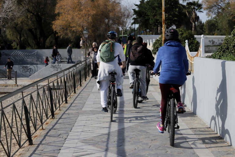 Αλλάζει το παραλιακό μέτωπο: Σύμβαση με ΕΤΑΔ 19,13 εκατ. ευρώ για ποδηλατόδρομο στην Αθηναϊκή Ριβιέρα