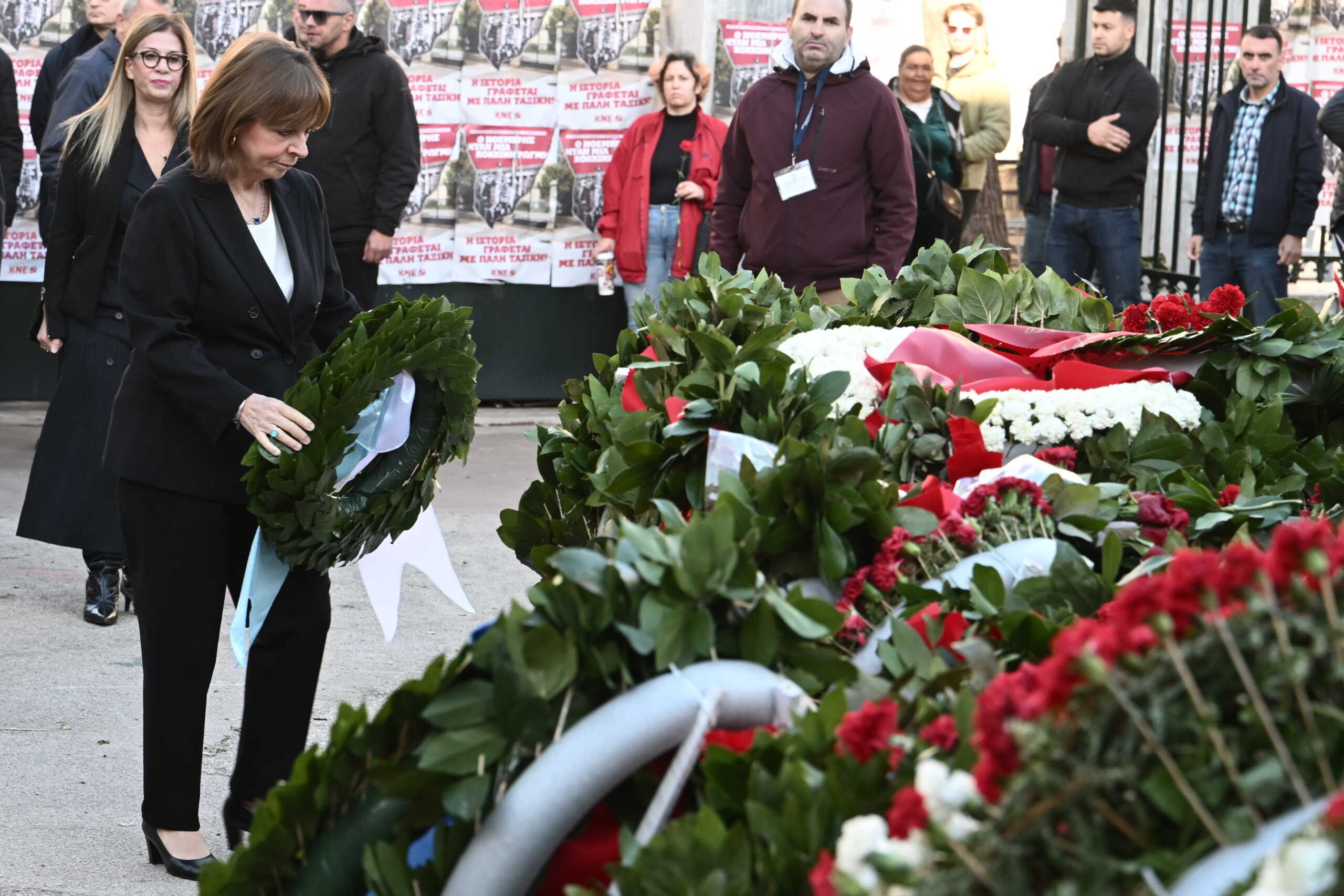 Κατάθεση στεφάνου στο Μνημείο του Πολυτεχνείου από την Πρόεδρο της Δημοκρατίας Κατερίνα Σακελλαροπούλου, Παρασκευή 17 Νοεμβρίου 2023. 
(ΤΑΤΙΑΝΑ ΜΠΟΛΑΡΗ