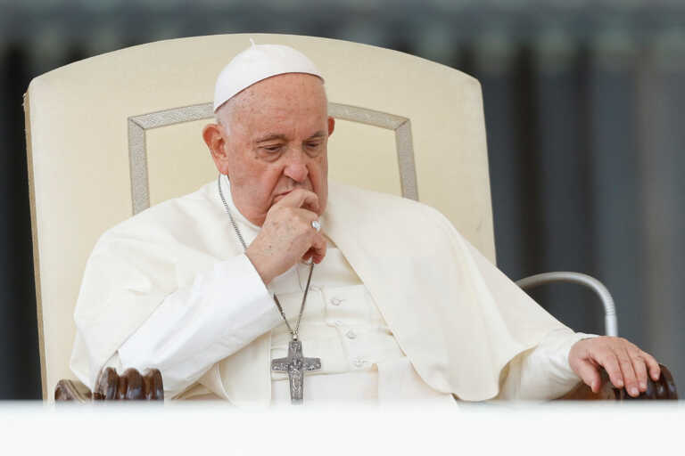 Ακυρώθηκαν οι συναντήσεις του πάπα Φραγκίσκου λόγω πνευμονικής φλεγμονής και αναπνευστικών δυσκολιών - Καθησυχαστικό το Βατικανό