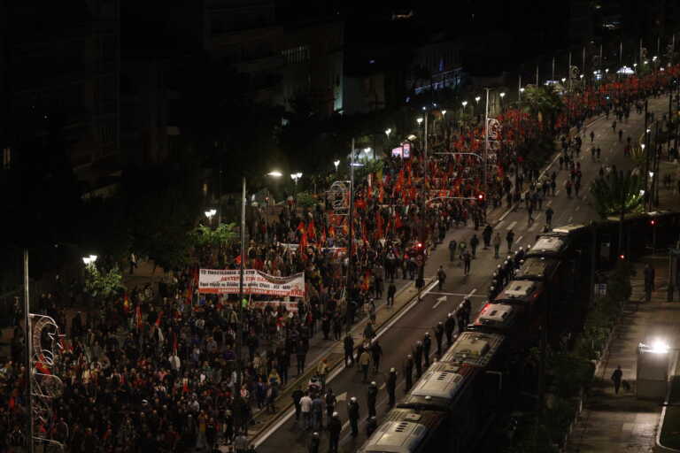 Ανοιξαν οι δρόμοι στο κέντρο της Αθήνας και το μετρό - Ολοκληρώθηκε η πορεία για την επέτειο του Πολυτεχνείου