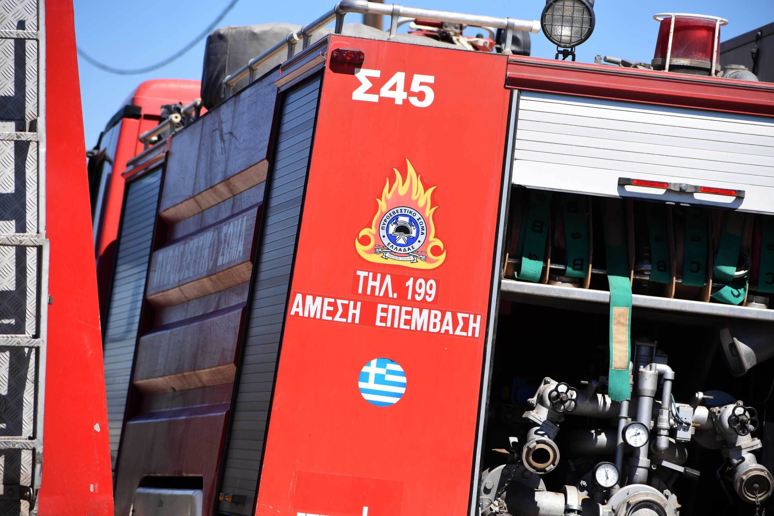 ΑΡΓΟΣ-Πυρκαγιά  εκδηλώθηκε στις 3.30 το απόγευμα σήμερα Παρασκευή 15 Ιουλίου σε κατοικημένη περιοχή στο Άργος ,κοντά στο κέντρο "Σπηλιά ", στην επαρχιακή οδό 'Αργους -Τριπόλεως.
Άμεση ήταν η επέμβαση της πυροσβεστικής υπηρεσίας Άργους με 14 άνδρες και οχήματα, με επικεφαλή τον διοικητή της Π.Υ. Άργους  Παναγιώτη Παπακωνσταντίνου.
Στην κατάσβεση βοήθησαν ένας εθελοντής , υδροφόρα του δήμου Άργους - Μυκηνών από την ΤΚ Νέας Κίου και δύο πυροσβεστικά αεροπλάνα που περιπολούσαν στην περιοχή. (ΒΑΣΙΛΗΣ ΠΑΠΑΔΟΠΟΥΛΟΣ