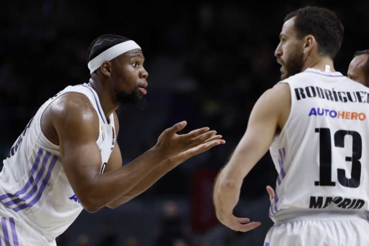 epa10393027 Real Madrid's Guerschon Yabusele (L) reacts during the Euroleague basketball game between Real Madrid and Maccabi Tel-Aviv at Wizink Center in Madrid, Spain, 06 January 2023.  EPA