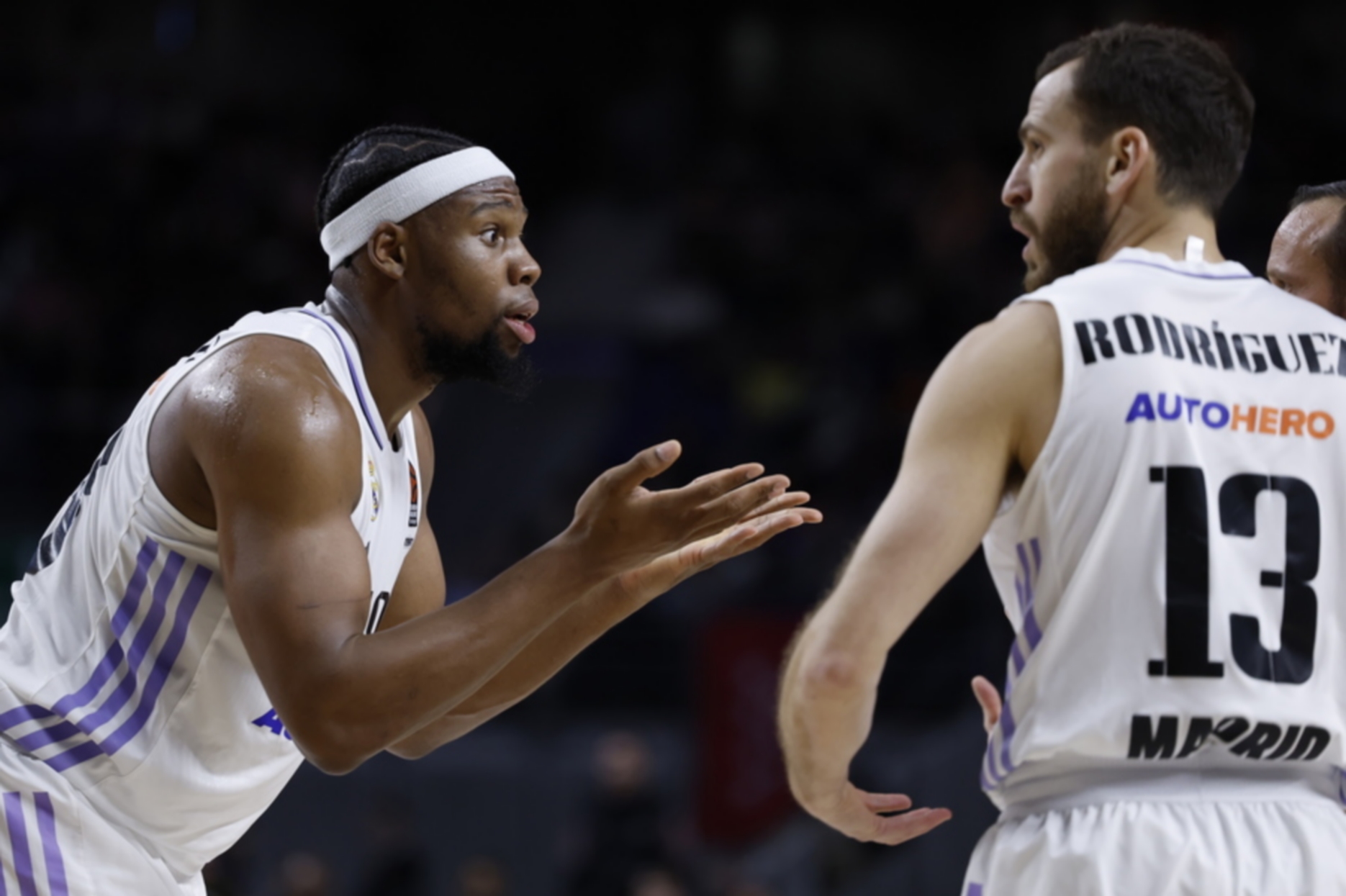 epa10393027 Real Madrid's Guerschon Yabusele (L) reacts during the Euroleague basketball game between Real Madrid and Maccabi Tel-Aviv at Wizink Center in Madrid, Spain, 06 January 2023.  EPA