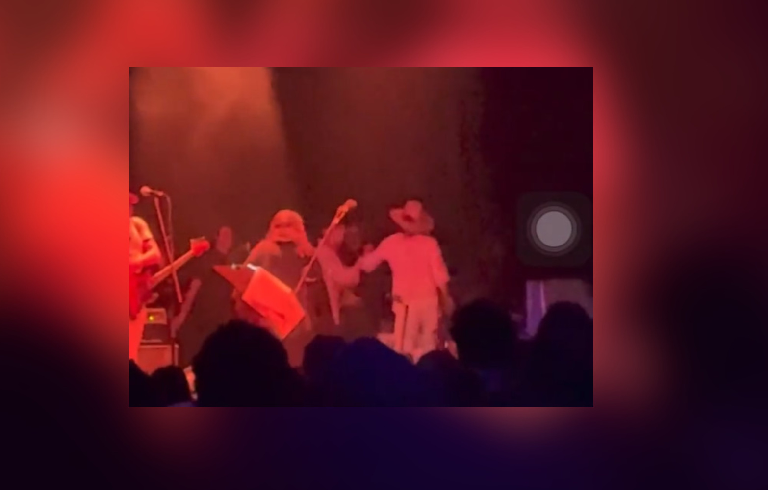 Αυστραλία: Ροκ συγκρότημα πλακώθηκε στο ξύλο την ώρα της συναυλίας
