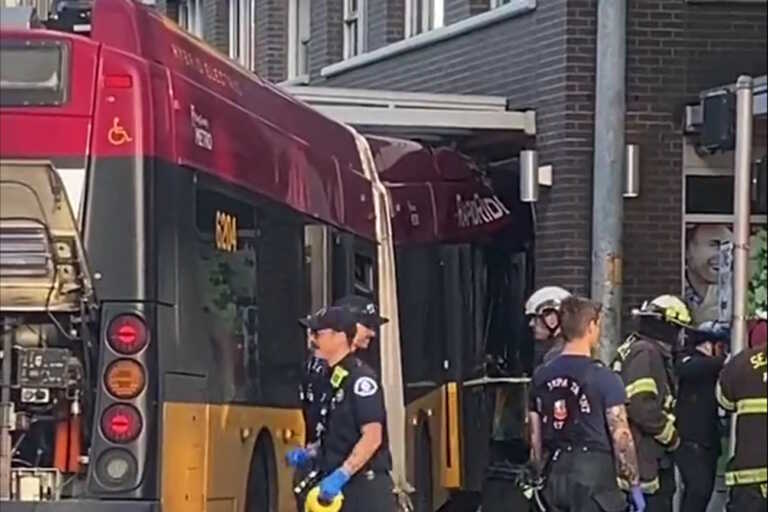 Τρομακτικό τροχαίο με λεωφορείο στο Σιάτλ! Μια νεκρή και δώδεκα τραυματίες