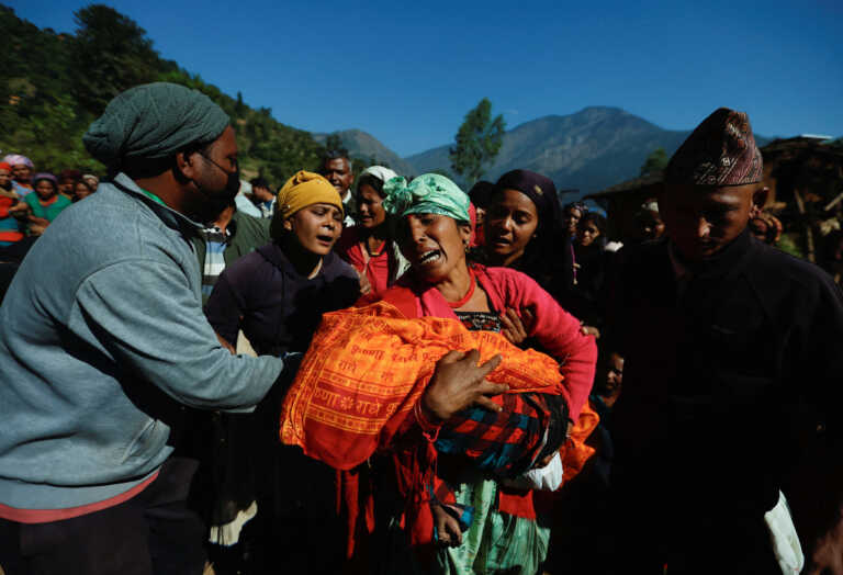 Θρήνος στο Νεπάλ για τους 157 νεκρούς του σεισμού - Στους 250 οι τραυματίες