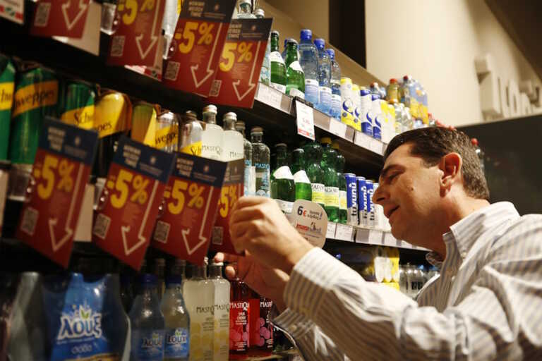 Αυτοψία Κώστα Σκρέκα σε σουπερμάρκετ - Στόχος να ενταχθούν 1.000 προϊόντα στη «μόνιμη μείωση τιμής»
