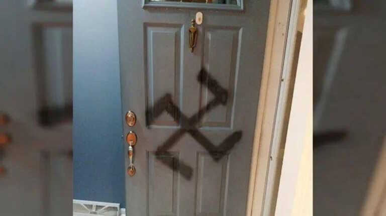 Επίθεση με μαχαίρι σε Εβραία στη Λιόν - Σχεδίασαν μία σβάστικα στην πόρτα της