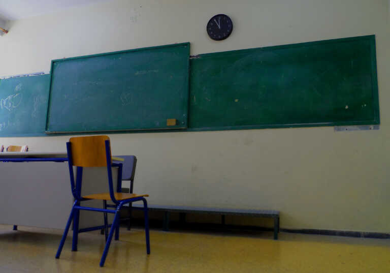 Ανήλικοι λήστεψαν εκπαιδευτικό έξω από σχολείο της Θεσσαλονίκης - Του βούτηξαν μέχρι τη βέρα