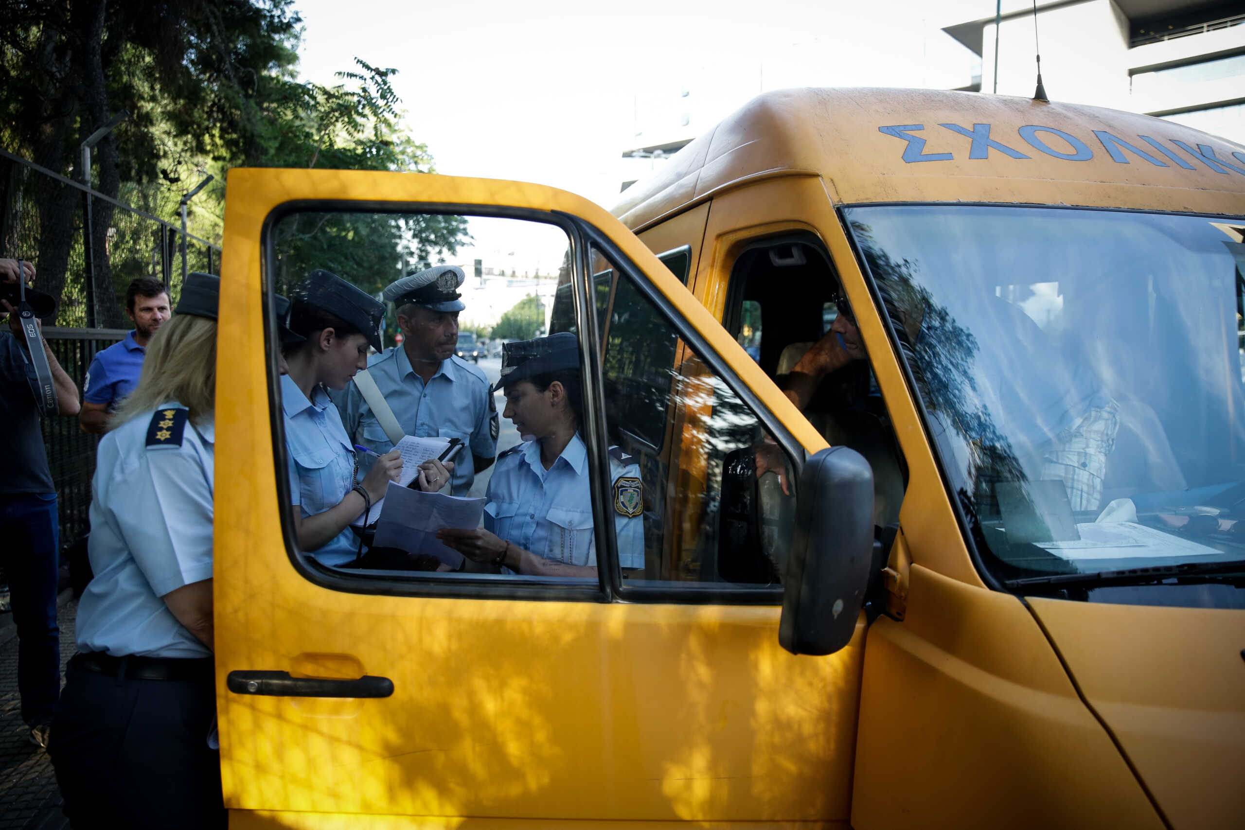 Γλυφάδα: Αυτοκίνητο παραβίασε το STOP και συγκρούστηκε με σχολικό λεωφορείο – Δεν υπήρξαν τραυματισμοί