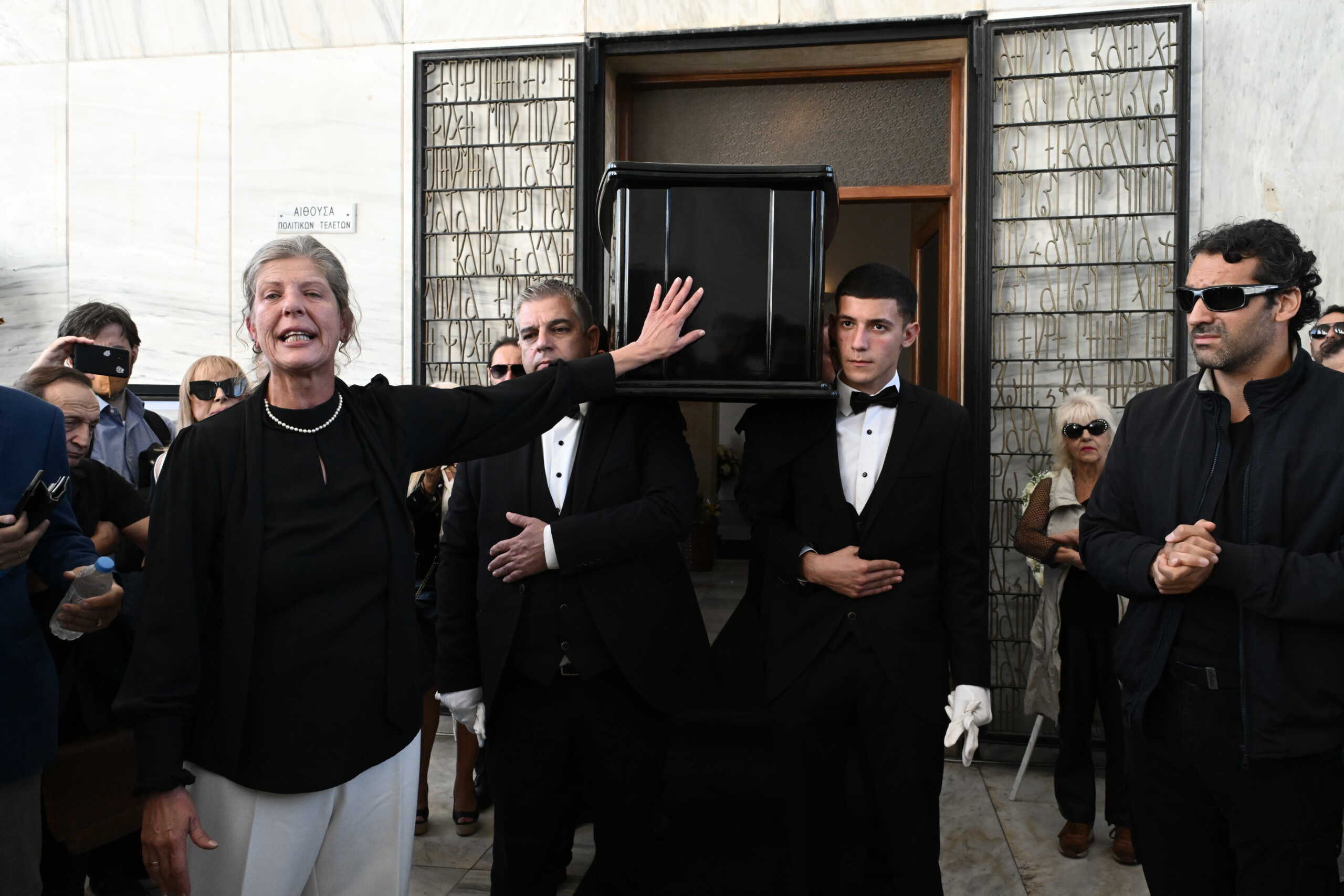 Κηδεία του ηθοποιού Σπύρου Φωκά στο Α' Νεκροταφείο Αθηνών, Τρίτη 14 Νοεμβρίου 2023. Ο ηθοποιός έφυγε από τη ζωή σε ηλικία 86 ετών από σοβαρά προβλήματα υγείας. 
(ΤΑΤΙΑΝΑ ΜΠΟΛΑΡΗ