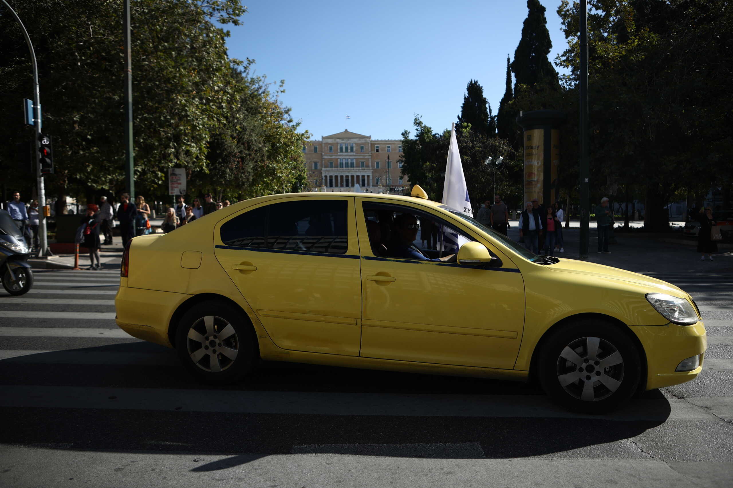 Πορεία διαμαρτυρίας από τη Λεωφόρο Αθηνών προς το υπουργείο Οικονομικών και το υπουργείο Μεταφορών μετά από απόφαση του Συνδικάτου Αυτοκινητιστών Ταξί Αθήνας που διαμαρτύρονται για τις αλλαγές που προβλέπει το φορολογικό νομοσχέδιο, Πέμπτη 16 Νοεμβρίου 2023. 
(ΒΑΣΙΛΗΣ ΡΕΜΠΑΠΗΣ