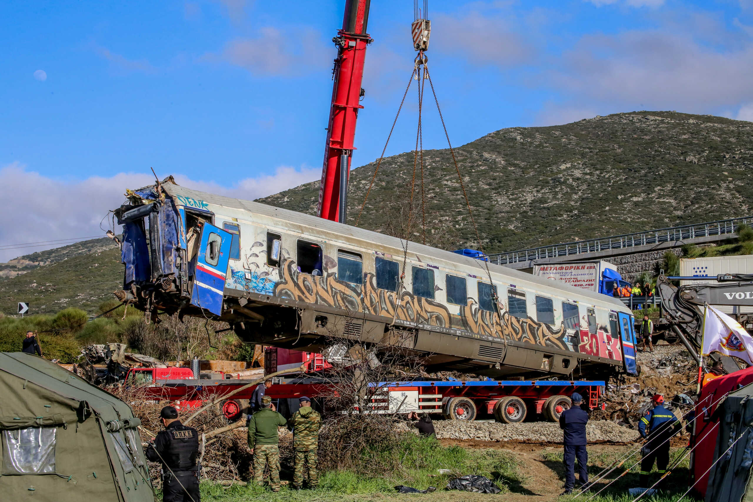 Συνεχίζονται οι έρευνες των σωστικών συνεργείων για τους αγνοούμενους στα συντρίμμια των δύο αμαξοστοιχιών που συγκρούστηκαν στα Τέμπη. Παρασκευή 3 Μαρτίου 2023 (ΛΕΩΝΙΔΑΣ ΤΖΕΚΑΣ