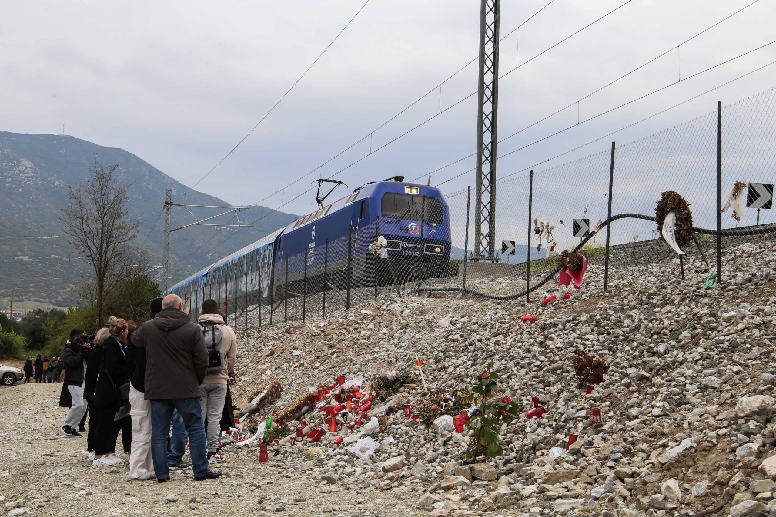 Επιμνημόσυνη δέηση για τους 57 νεκρούς του τραγικού δυστυχήματος στα Τέμπη, Κυριακή 9 Απριλίου 2023. 
Το μνημόσυνο τέλεσε η Ιερά Μητρόπολη Λαρίσης και Τυρνάβου με τη συμπλήρωση 40 ημερών από την ημέρα του τραγικού συμβάντος και χοροστάτησε ο Μητροπολίτης Ιερώνυμος.
(ΛΕΩΝΙΔΑΣ ΤΖΕΚΑΣ