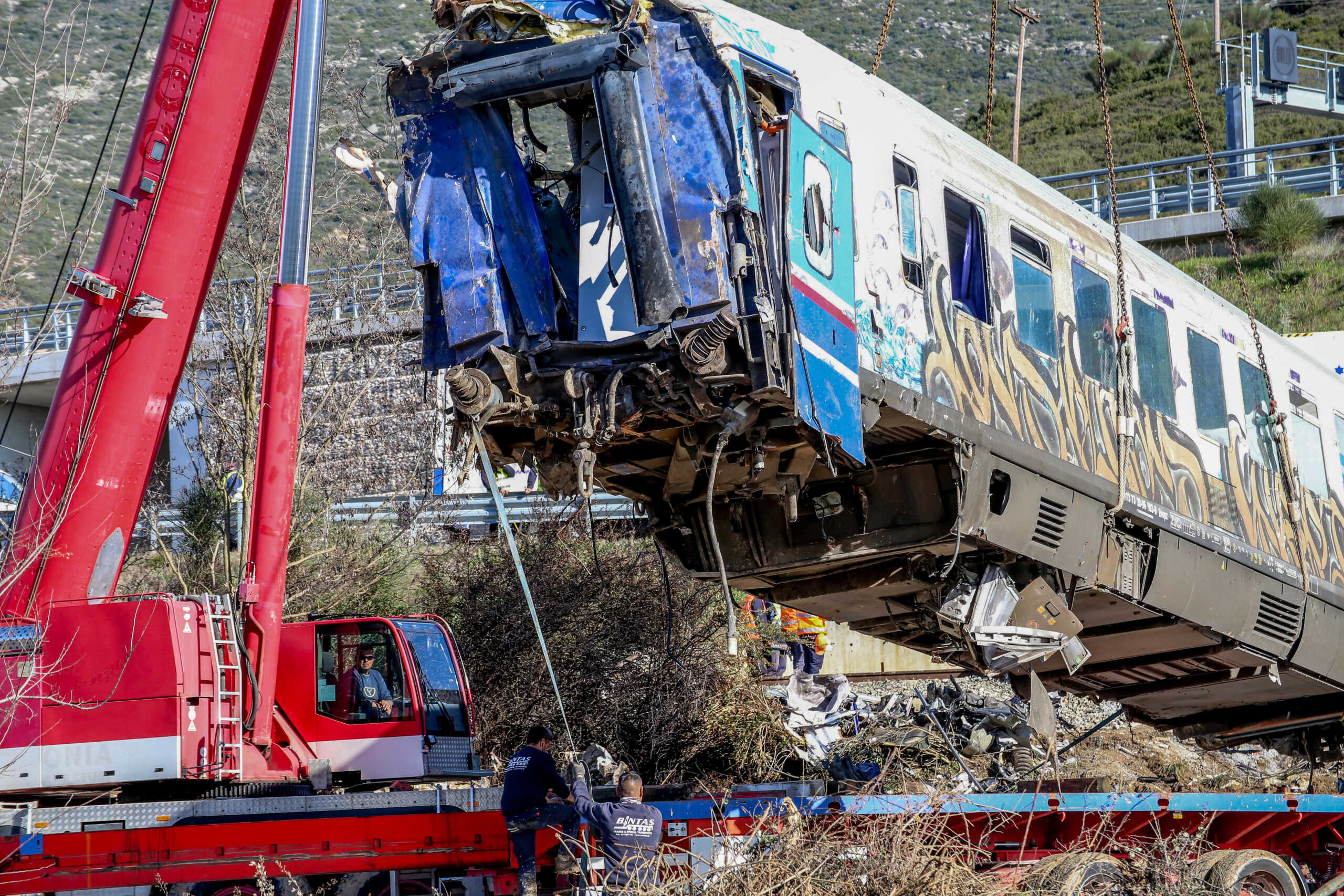Συνεχίζονται οι έρευνες των σωστικών συνεργείων για τους αγνοούμενους στα συντρίμμια των δύο αμαξοστοιχιών που συγκρούστηκαν στα Τέμπη. Παρασκευή 3 Μαρτίου 2023 (ΛΕΩΝΙΔΑΣ ΤΖΕΚΑΣ