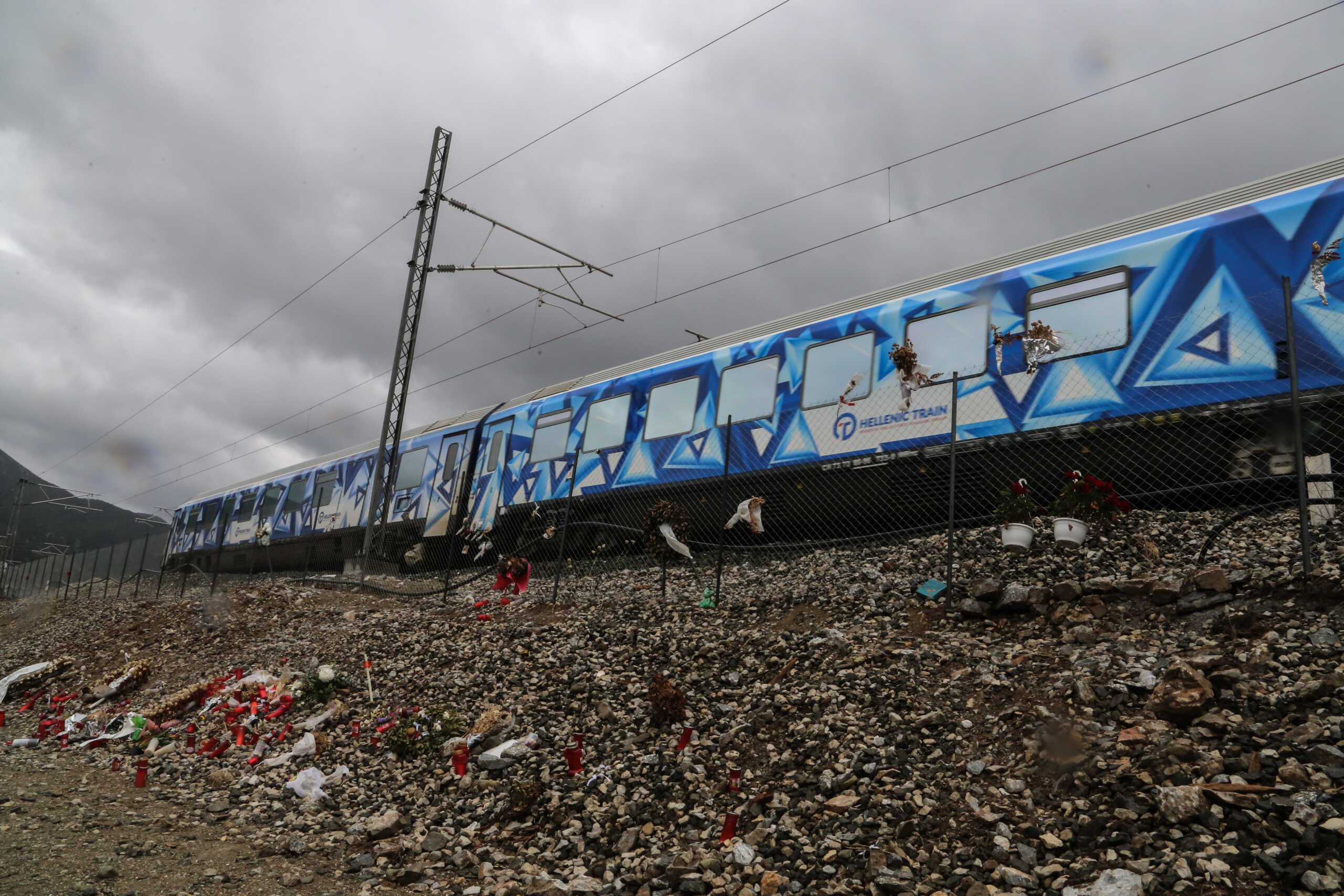 Η αμαξοστοιχία Intercity που εκτελεί το πρώτο δρομολόγιο Θεσσαλονίκη - Αθήνα στα πλαίσια της επανεκκίνησης του σιδηροδρόμου, διέρχεται από το σημείο της πολύνεκρης σύγκρουσης των αμαξοστοιχιών στα Τέμπη, Δευτέρα 3 Απριλίου 2023.
(ΛΕΩΝΙΔΑΣ ΤΖΕΚΑΣ
