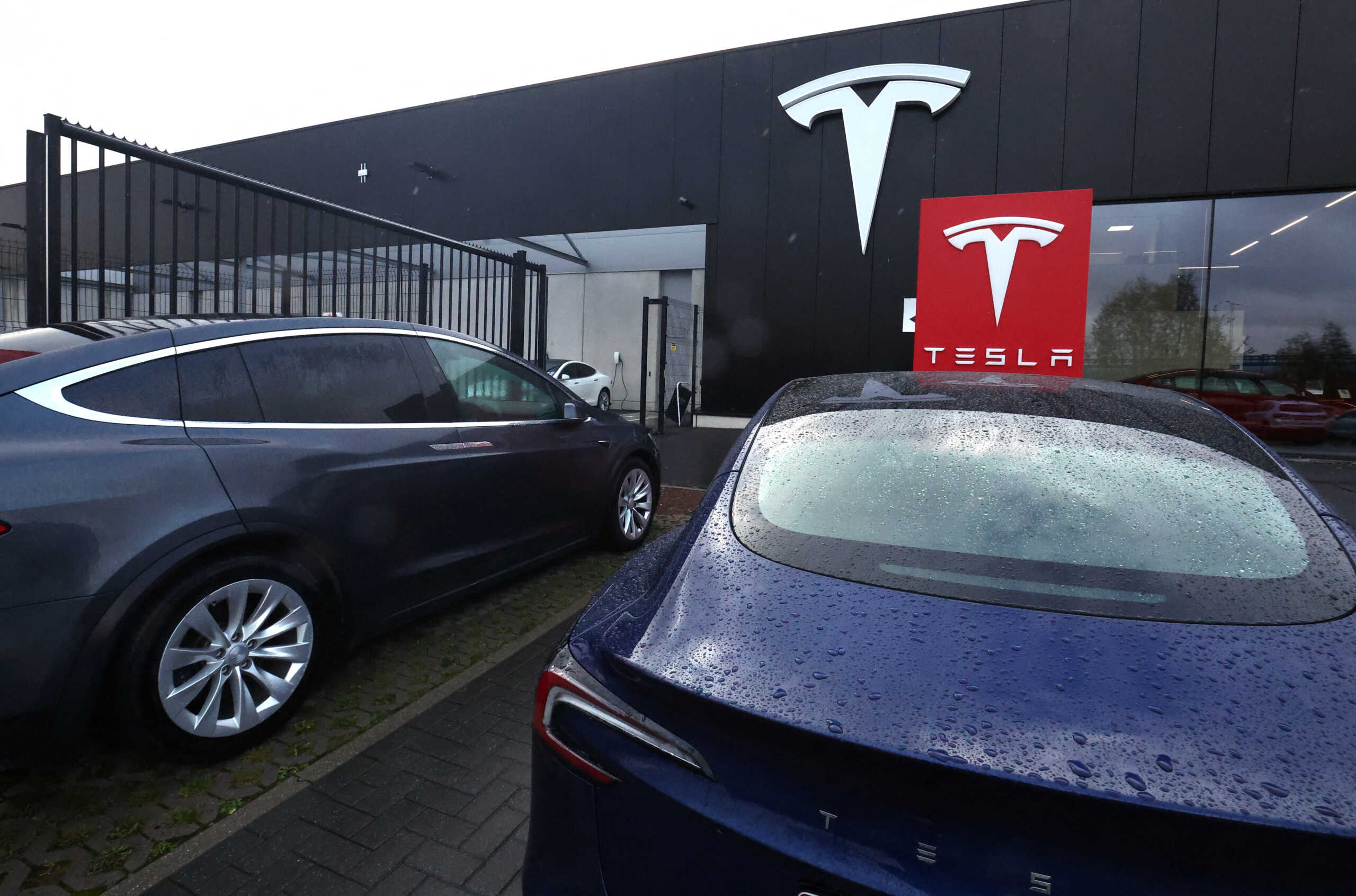 Tesla: Έκανε προσφυγή κατά του σουηδικού κράτους, επειδή οι ταχυδρομικοί υπάλληλοι δεν παραδίδουν πινακίδες της