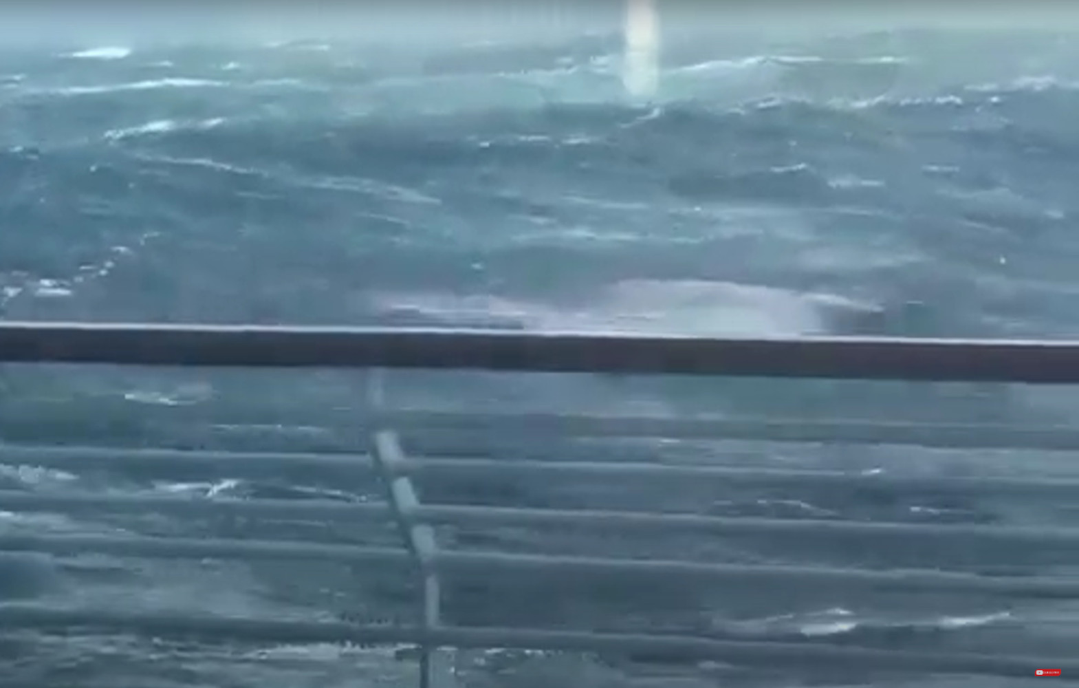 Κρουαζιερόπλοιο του τρόμου στον Βισκαϊκό κόλπο – «Πολιορκία» από κύματα 16 μέτρων και 100 τραυματίες