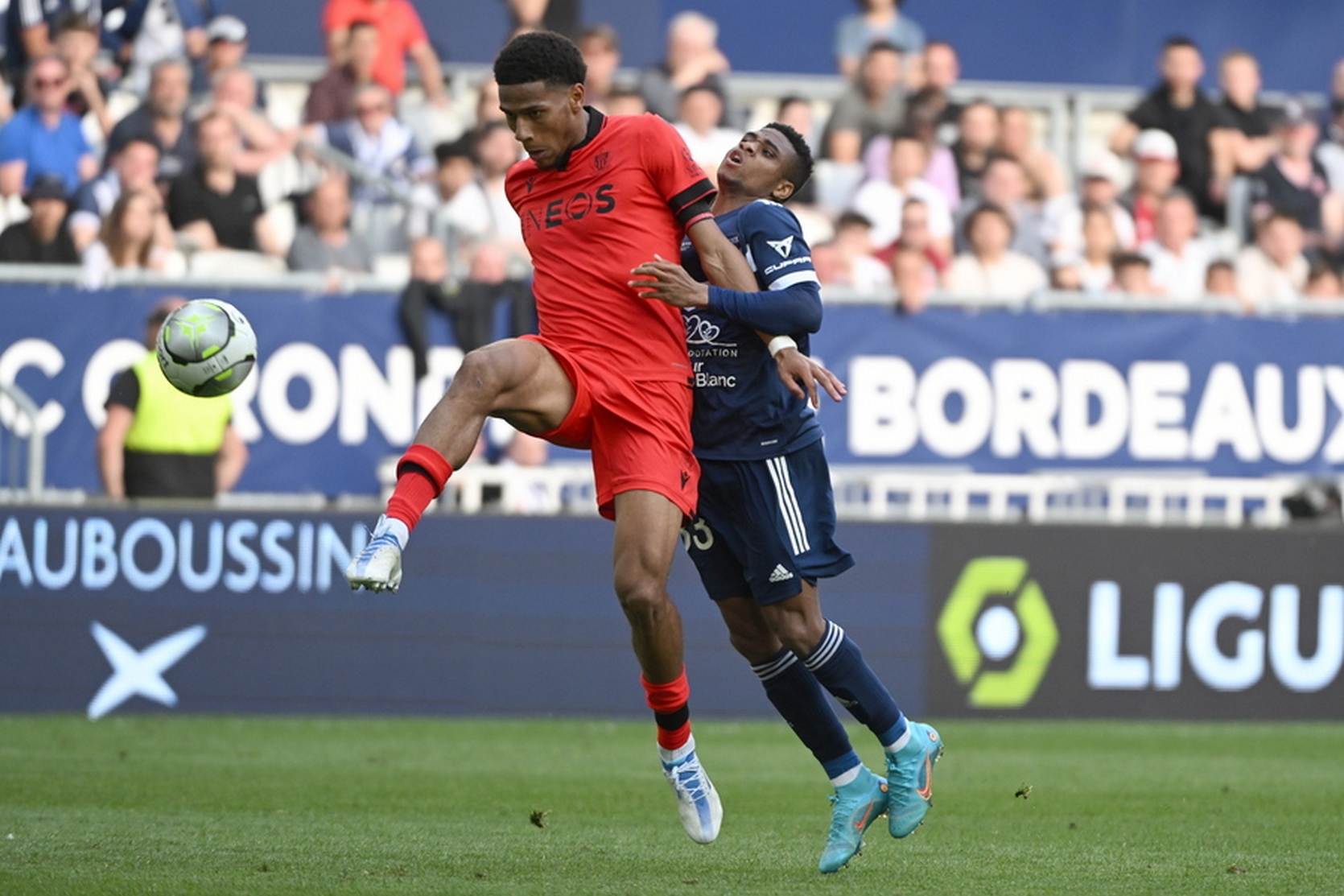 epa09921006 Nice’s Jean-Clair Todibo (L) in action against Girondins Bordeaux’s Thibault Klidge (R) during the French League 1 soccer match between Girondins Bordeaux and Nice in Bordeaux, France, 01 May 2022.  EPA