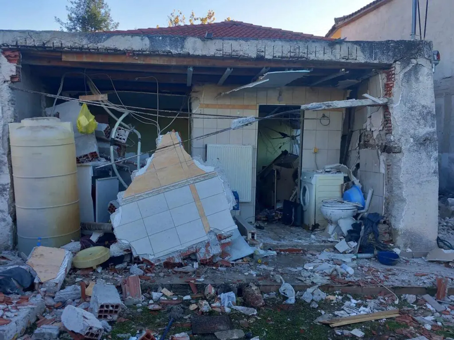 Τρίκαλα: Έκρηξη σε σπίτι 87χρονου από διαρροή υγραερίου – Τραυματίστηκε σοβαρά και υπέστη εγκαύματα