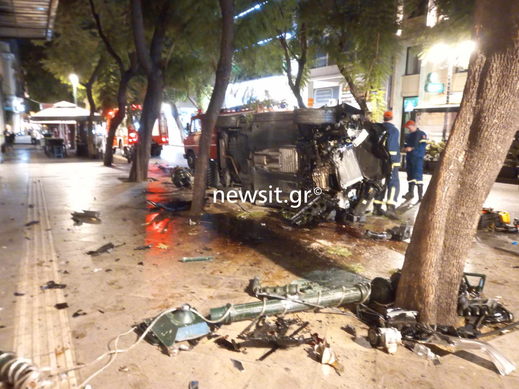 Ομόνοια: Τροχαίο στην οδό Αθηνάς – Σμπαράλια το αυτοκίνητο, απεγκλωβίστηκε ο οδηγός