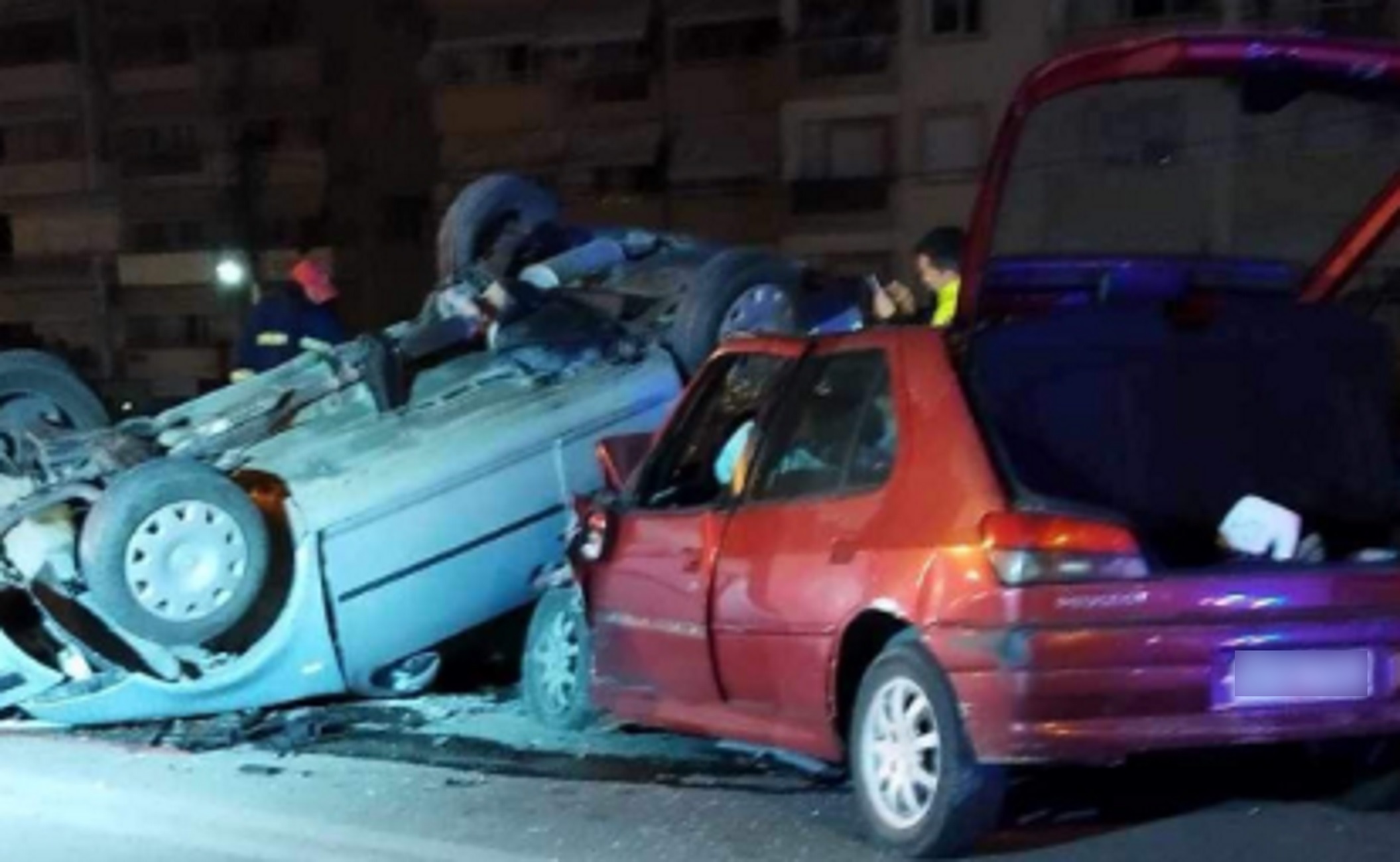 Θεσσαλονίκη: Οι πρώτες εικόνες μετά το τροχαίο με ένα νεκρό και 2 τραυματίες – Αγωνία για τα δίδυμα αδέρφια