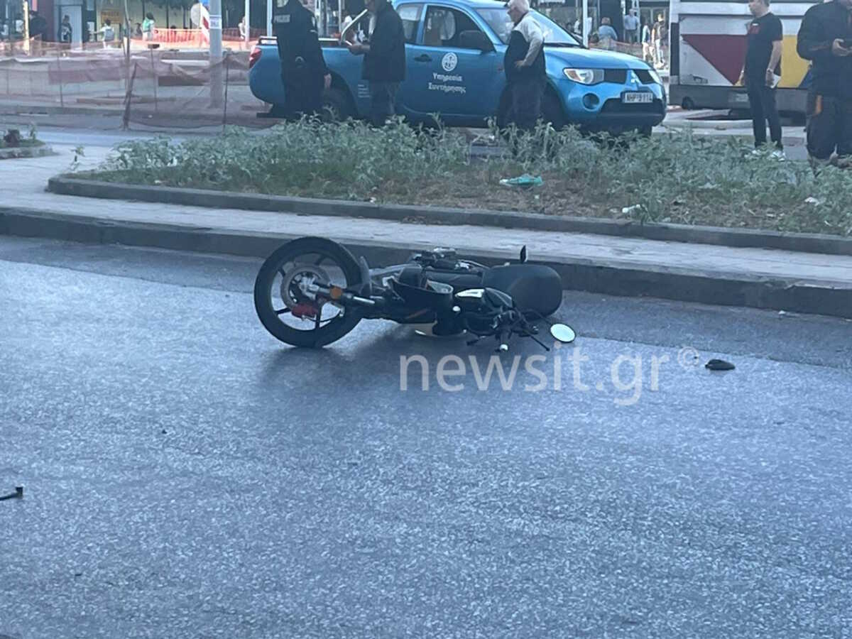 Θεσσαλονίκη: Λεωφορείο παρέσυρε μηχανή και άλλα δύο αυτοκίνητα – Μια νεκρή και δύο τραυματίες