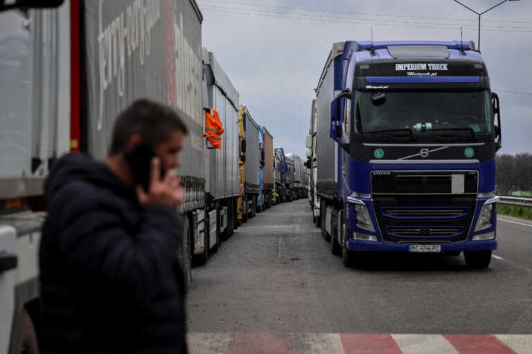 Ακινητοποιημένες 3.000 νταλίκες στην Πολωνία στα σύνορα με την Ουκρανία, λόγω του «μπλόκου» διαμαρτυρίας οδηγών φορτηγών