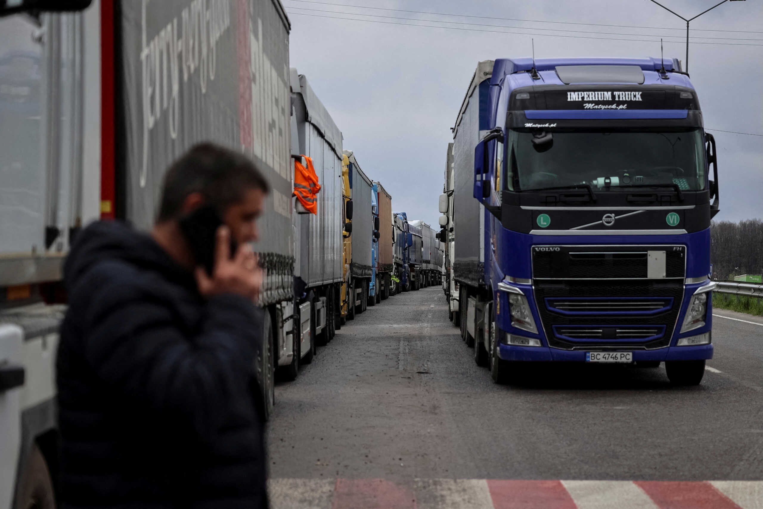 Πολωνία: Ακινητοποιημένες 3.000 νταλίκες στα σύνορα με την Ουκρανία, λόγω του «μπλόκου» διαμαρτυρίας οδηγών φορτηγών