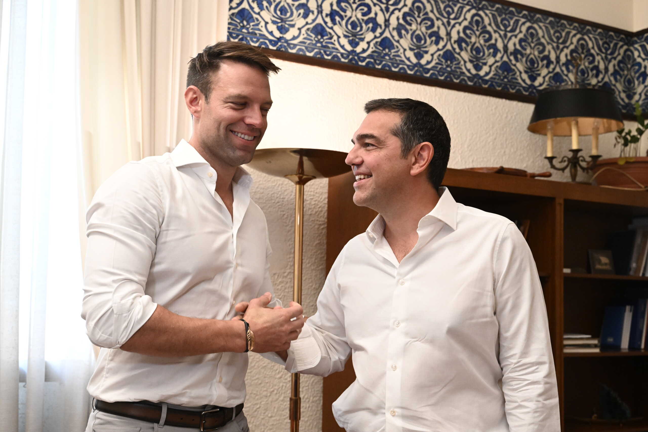 Συνάντηση του νέου προέδρου του ΣΥΡΙΖΑ - Προοδευτική Συμμαχία Στέφανου Κασσελάκη με τον πρώην πρωθυπουργό και επί 15 χρόνια πρόεδρο του κόμματος Αλέξη Τσίπρα, Δευτέρα 25 Σεπτεμβρίου 2023. 
(ΤΑΤΙΑΝΑ ΜΠΟΛΑΡΗ