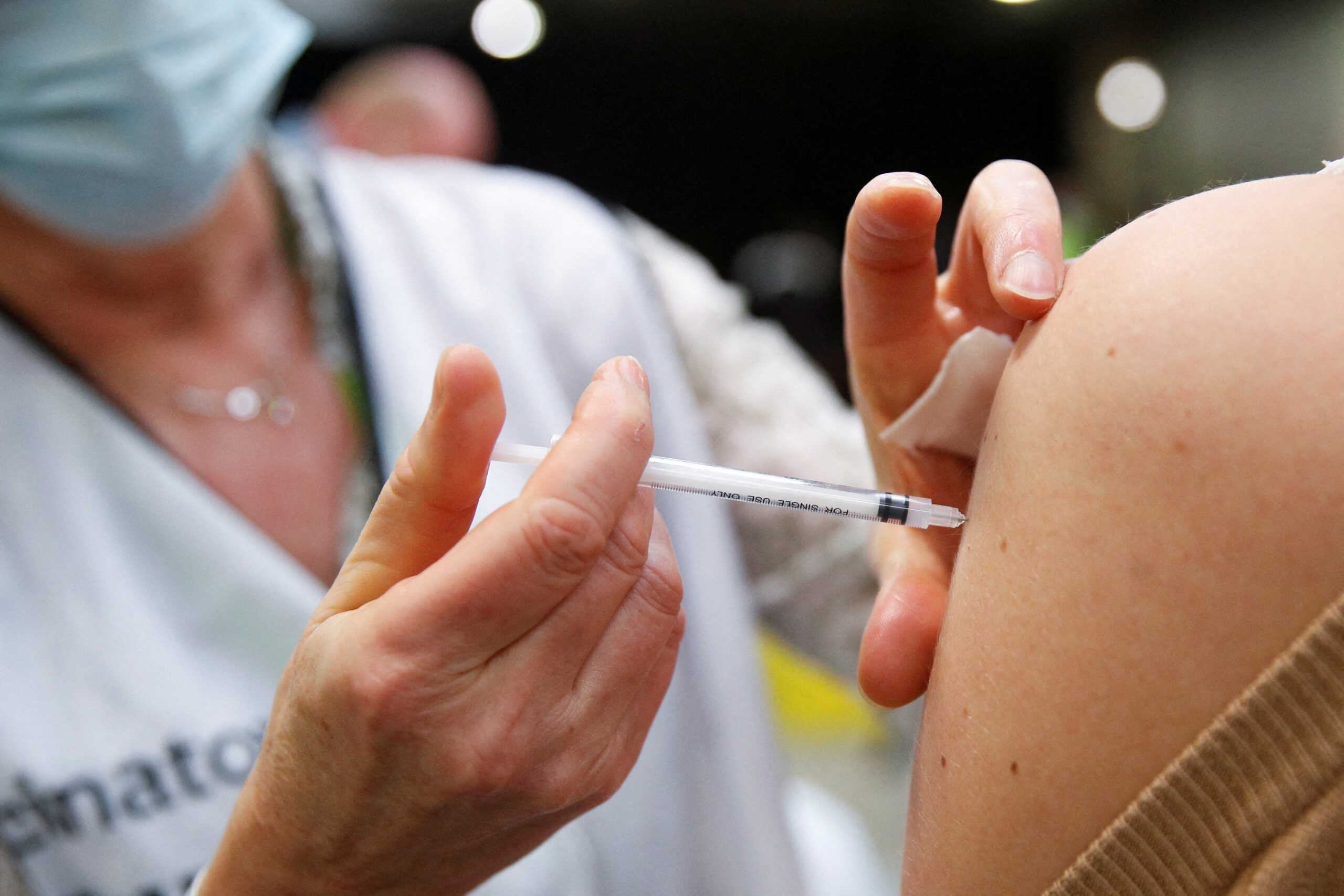 Κορονοϊός: Οι 13.000 εμβολιασμοί την ημέρα είναι λίγοι – Απροστάτευτοι οι πολίτες
