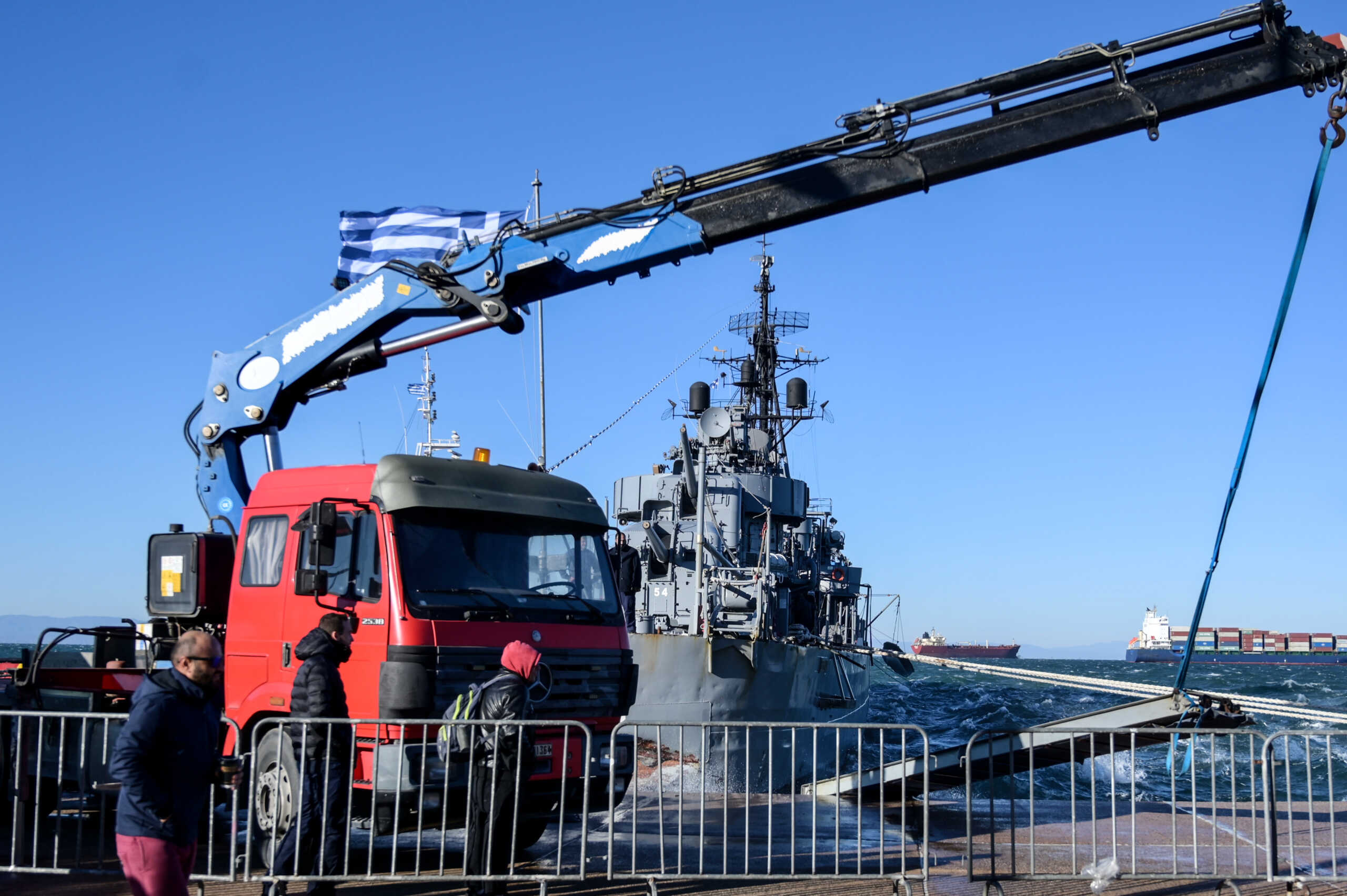 Θεσσαλονίκη: Επιχείρηση διάσωσης του αντιτορπιλικού «Βέλος» με δύτη και γερανό – «Μάχη» για να μην βυθιστεί