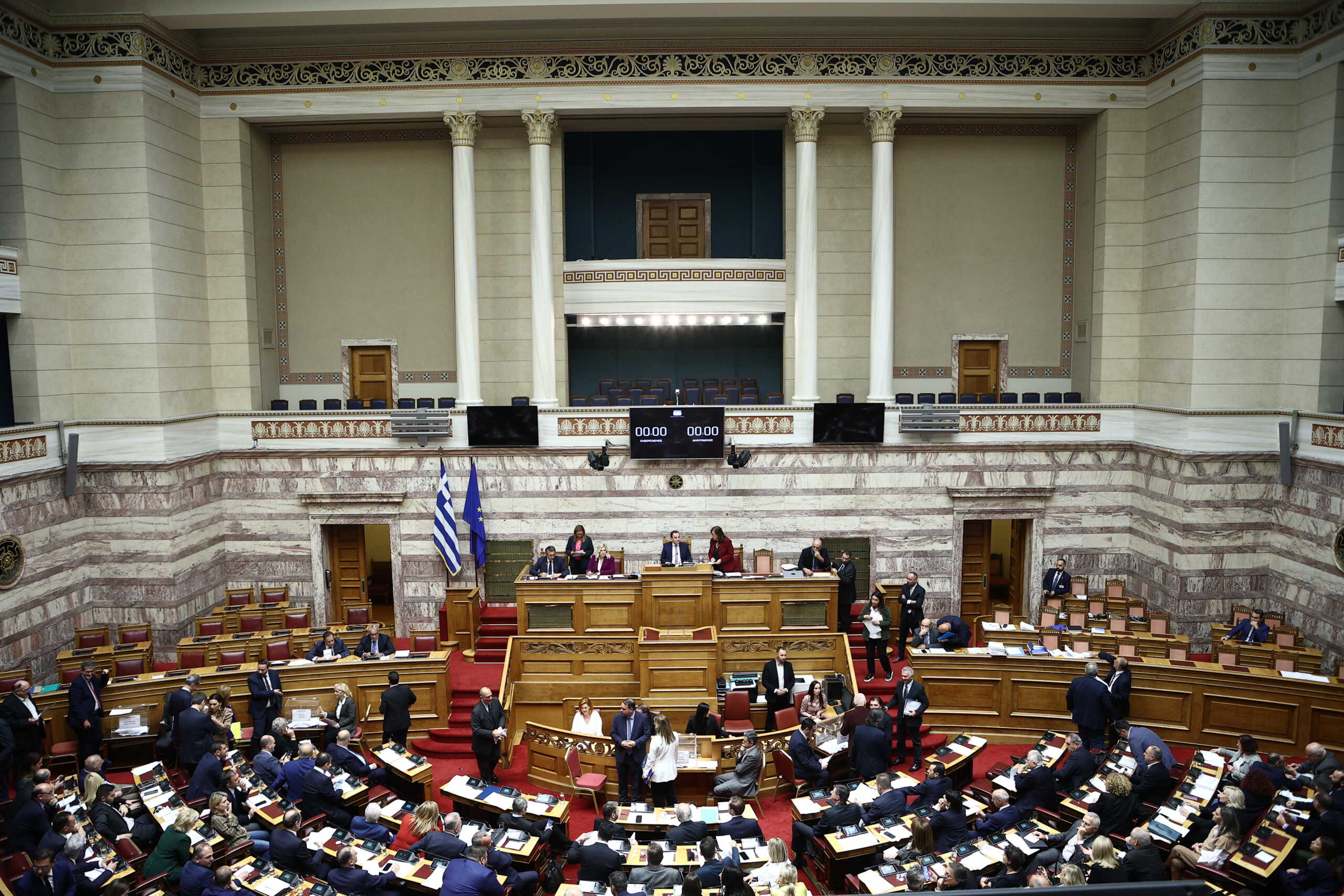 Ψηφοφορία στην Ολομέλεια της Βουλής για τις προτάσεις που κατέθεσαν για σύσταση προανακριτικών επιτροπών, σχετικά με τη σύμβαση "717" που αφορά τη "Σηματοδότηση σιδηροδρομικού άξονα Αθηνών - Προμαχώνα" και στρέφεται κατά τεσσάρων πρώην και νυν υπουργών του Κώστα Αχ. Καραμανλή, του Χρήστου Σπίρτζη, του Κωστή Χατζηδάκη και του Μιχάλη Χρυσοχοΐδη, Παρασκευή 24 Νοεμβρίου 2023. Οι δύο σχετικές προτάσεις είχαν κατατεθεί από ΣΥΡΙΖΑ - Προοδευτική Συμμαχία και ΠΑΣΟΚ - Κίνημα Αλλαγής. 
(ΒΑΣΙΛΗΣ ΡΕΜΠΑΠΗΣ