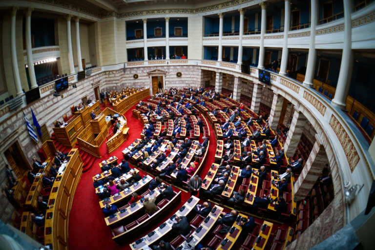 Κατατέθηκε στη Βουλή ο Προϋπολογισμός: Αυξήσεις σε δημοσίους υπαλλήλους και συνταξιούχους – Ποιοι θα έχουν φοροελαφρύνσεις