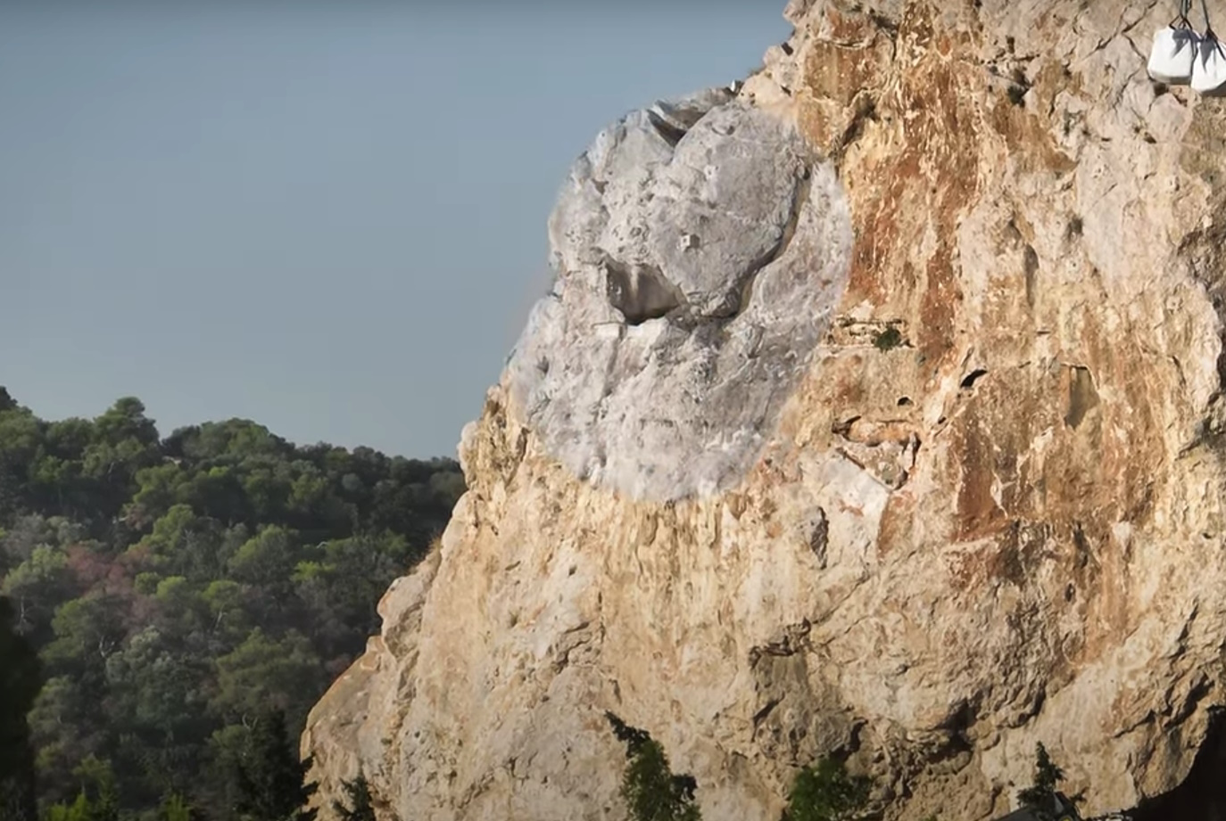 Up Stories: Το μυστήριο με το λαξευμένο πρόσωπο άνδρα στον ιερό βράχο της Ακρόπολης