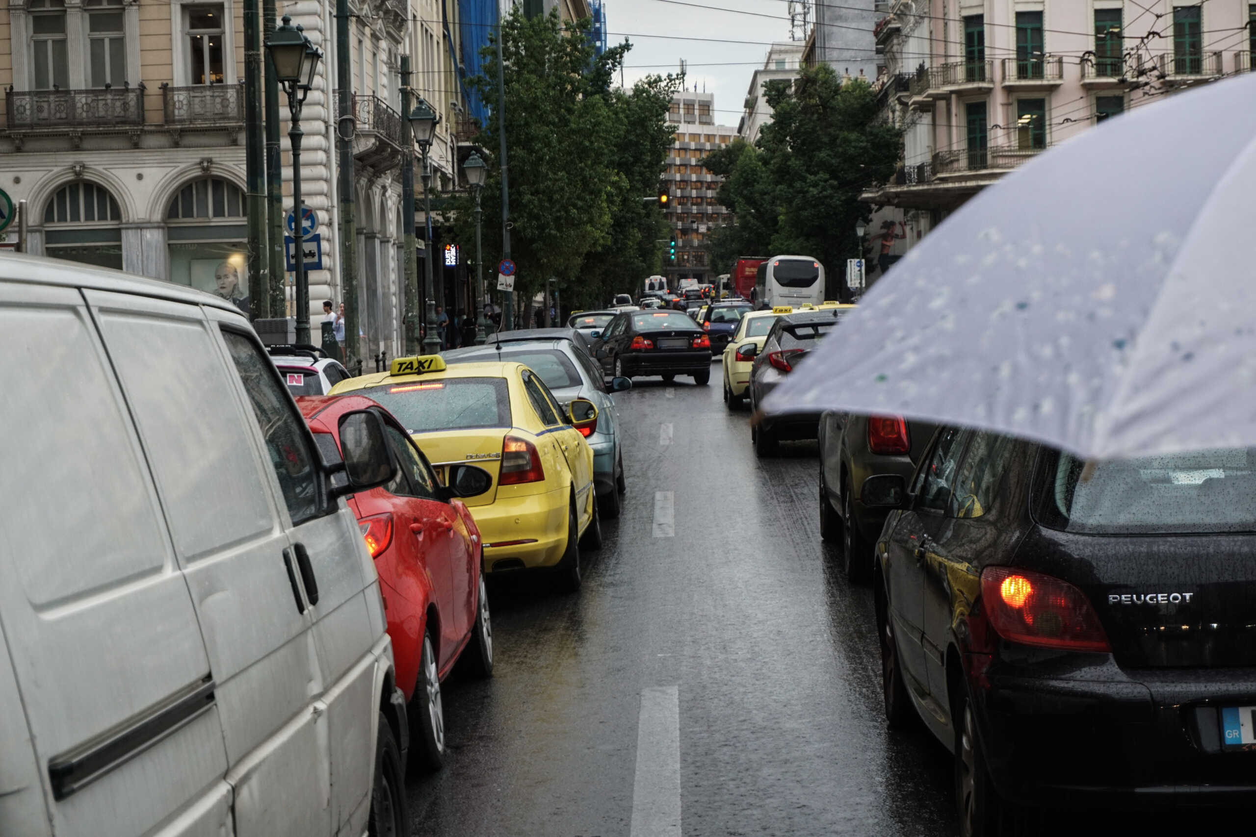 Κίνηση στους δρόμους: Η βροχή προκάλεσε μεγάλο μποτιλιάρισμα – Πού υπάρχουν καθυστερήσεις