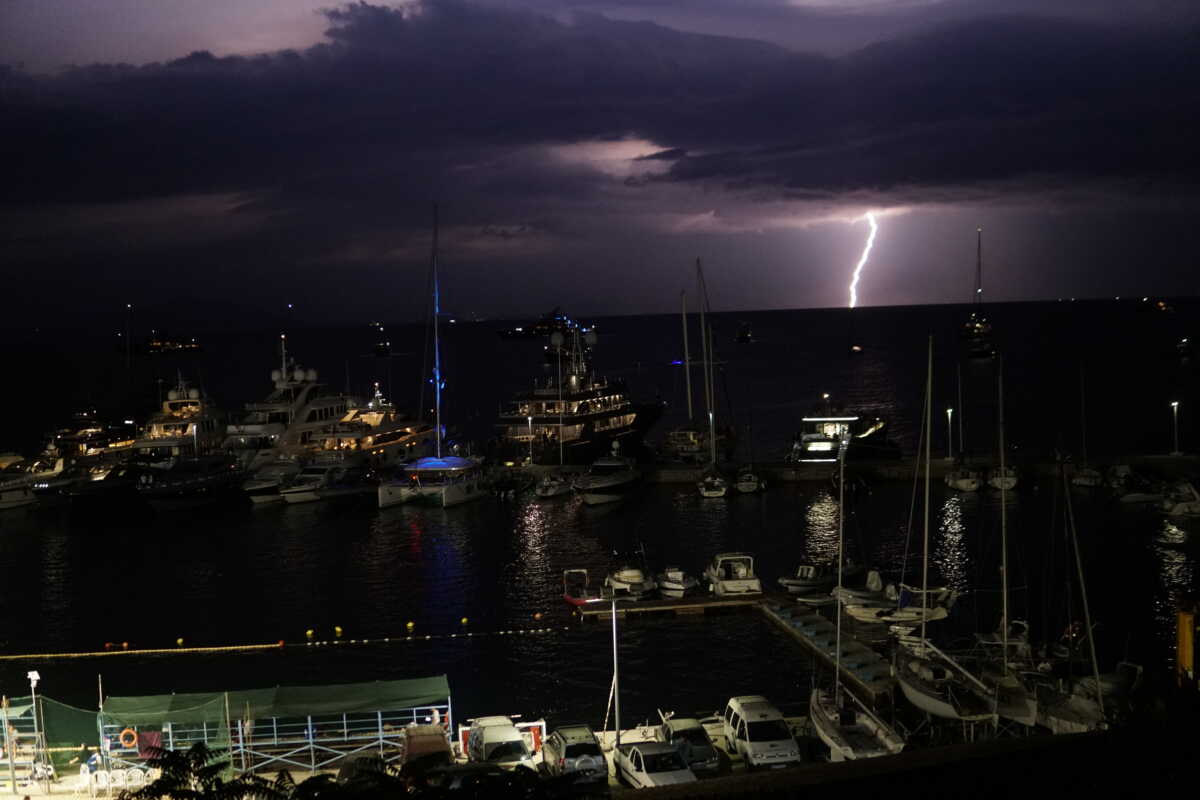 Κακοκαιρία στην Ήπειρο, όπως φαινεται απο τη Κέρκυρα. Παρασκευή 12 Αυγούστου 2022 (ΓΙΩΡΓΟΣ ΚΟΝΤΑΡΙΝΗΣ
