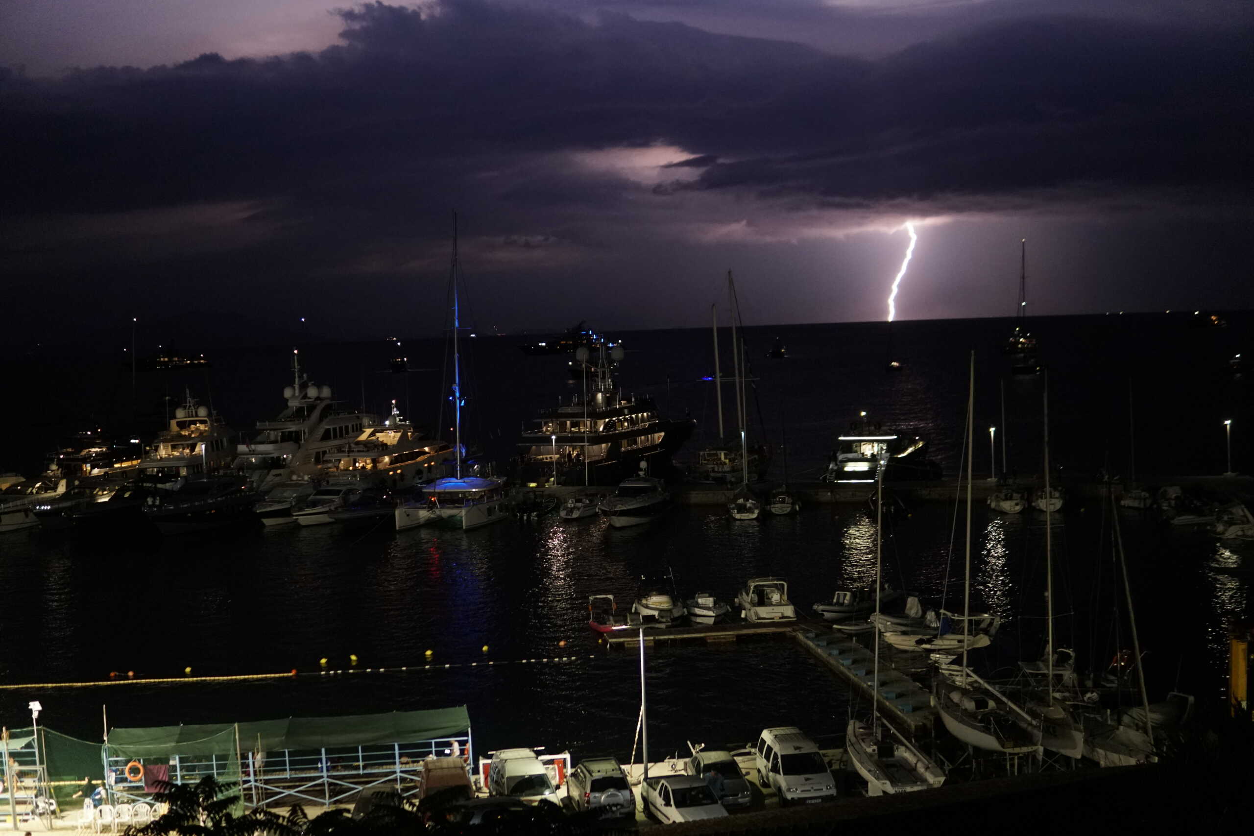 Κακοκαιρία στην Ήπειρο, όπως φαινεται απο τη Κέρκυρα. Παρασκευή 12 Αυγούστου 2022 (ΓΙΩΡΓΟΣ ΚΟΝΤΑΡΙΝΗΣ