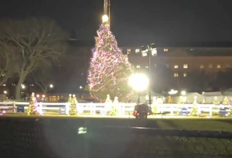 Το πήρε ο άνεμος! Έπεσε το Χριστουγεννιάτικο δέντρο μπροστά από το Λευκό Οίκο