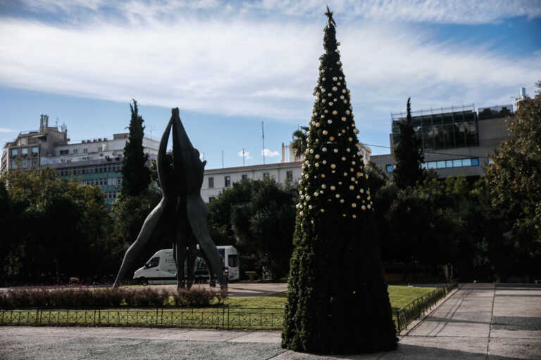 Άγνωστοι «έγδυσαν» το Χριστουγεννιάτικο δέντρο στην Κλαυθμώνος - Έκλεψαν τα μισά στολίδια