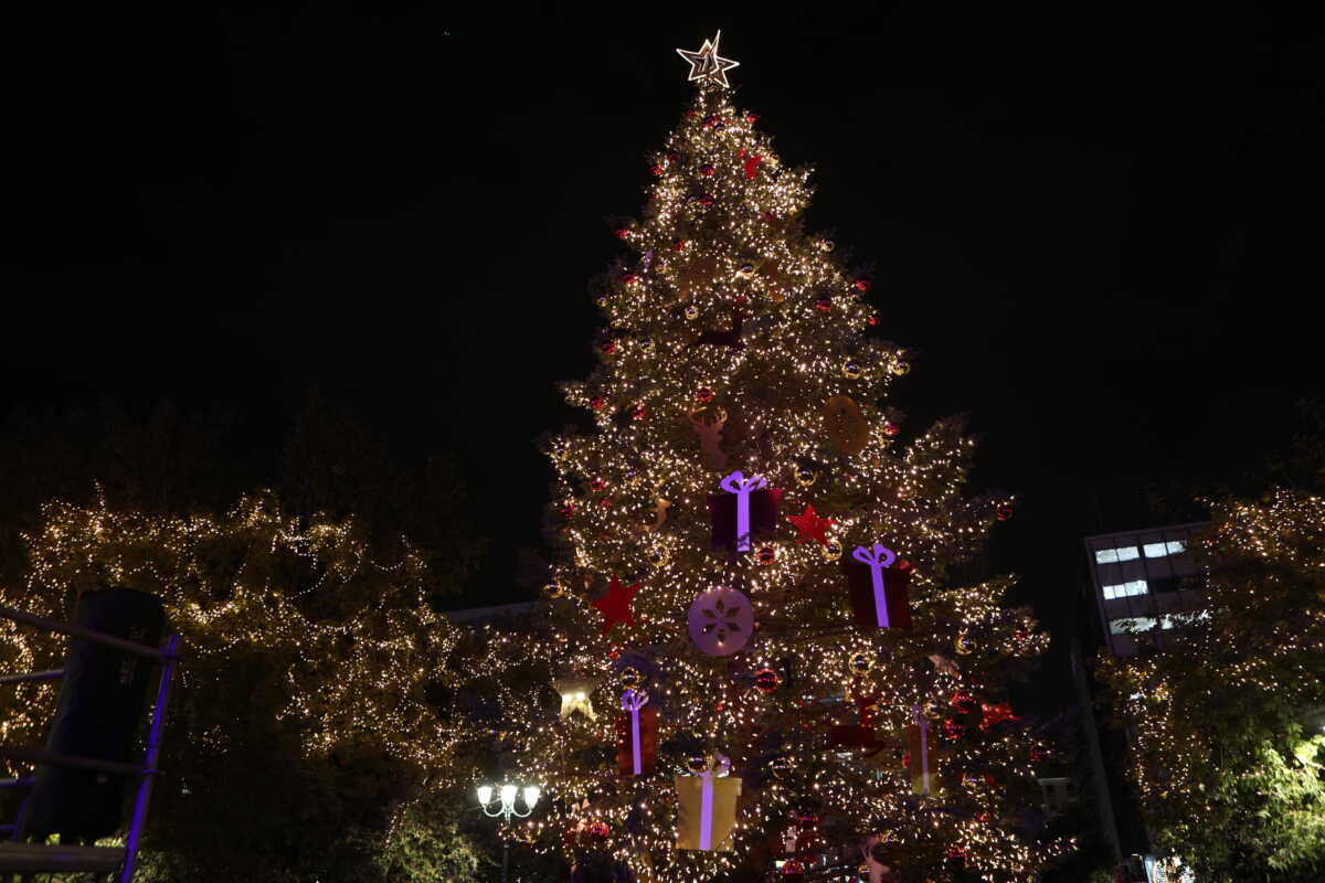 Χριστούγεννα 2023: Άναψε το δέντρο της Αθήνας στην Πλατεία Συντάγματος