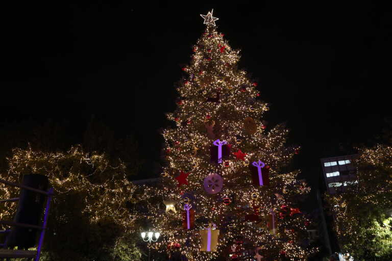 Η Αθήνα υποδέχθηκε τα Χριστούγεννα με χιλιάδες φώτα και βροχή - Φωταγωγήθηκε το δέντρο στην Πλατεία Συντάγματος