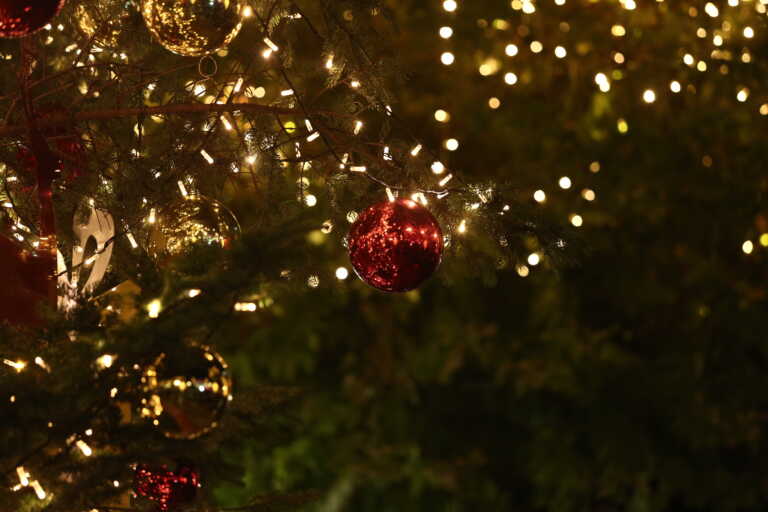 Μαθήτρια έπαθε ηλεκτροπληξία ενώ στόλιζε χριστουγεννιάτικο δέντρο στο σχολείο της, στην Κρήτη